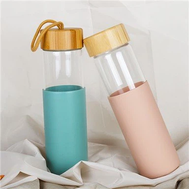 ขวดแก้วฝาผนังเดี่ยวพร้อมฝาไม้ไผ่และปลอกซิลิโคน